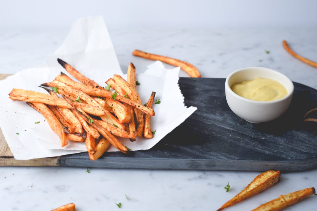 Frites de panais et «mayonnaise» au cari