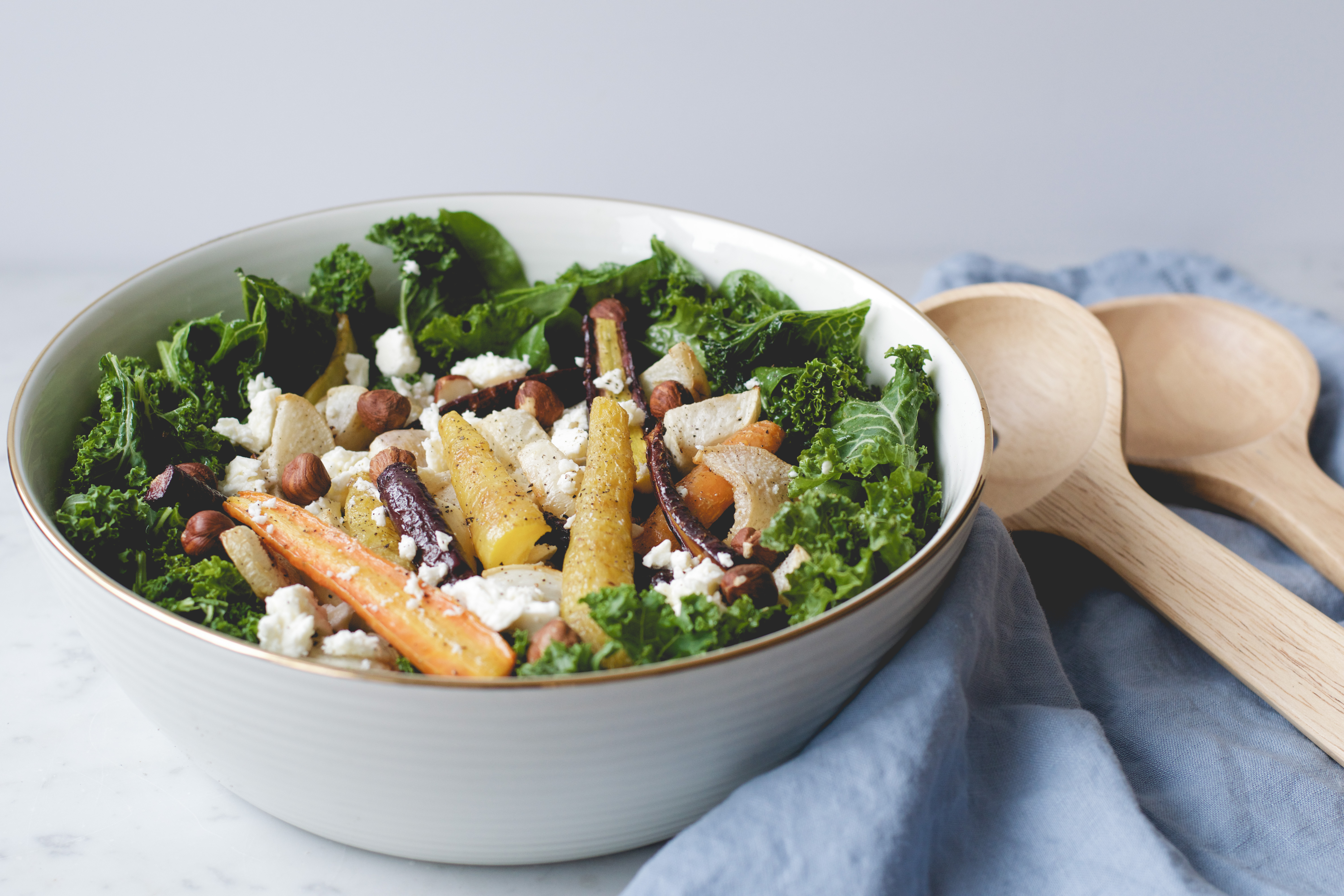 Salade végétarienne aux rabioles, kale et carottes