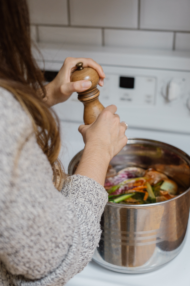 Le bouillon de pluches de légumes: la recette pour ne plus rien jeter
