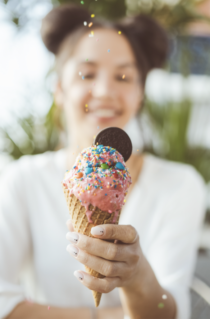femme souriant à sa crème glacée 