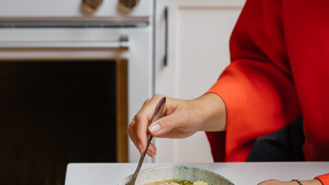 marie-eve caplette qui mang eine soupe dumpling sur un comptoir de cuisine